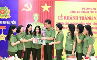 Phụ nữ Công an Hải Phòng giới thiệu, trao tặng số báo đặc biệt Phụ nữ Việt Nam