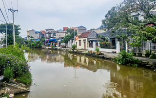 Người phụ nữ ôm con 5 tháng tuổi nghi nhảy sông: Người mẹ được cứu sống