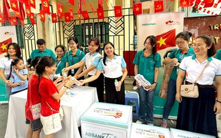 Hà Nội: Cán bộ Hội phục vụ nước uống, phát áo mưa cho nhân dân xem tổng luyện diễu binh, diễu hành 2/9