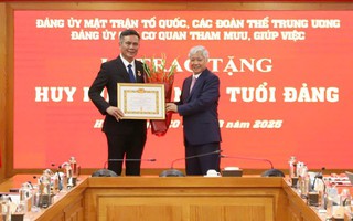 Trao Huy hiệu 30 năm tuổi Đảng cho Phó Bí thư Đảng ủy MTTQ, các đoàn thể Trung ương Trần Thắng