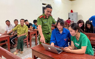 Công an xã đưa "bình dân học vụ số" về thôn