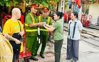 Phụ nữ Công an Thủ đô tặng hàng trăm suất ăn, nước uống cho chiến sĩ và người dân dịp 2/9