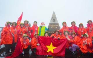 Vỡ òa cảm xúc với lễ thượng cờ đặc biệt trên "nóc nhà Đông Dương"