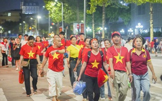 Người dân nô nức ra về sau Tổng hợp luyện diễu binh, diễu hành lần 2 tại Quảng trường Ba Đình
