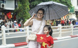 Người dân đội mưa đổ về Ba Đình chờ Tổng hợp luyện diễu binh, diễu hành tối 24/8