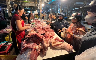 Nghệ An trước bão số 5: Người dân hối hả mua nhu yếu phẩm dự trữ