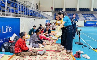 Những câu chuyện lay động giữa bão số 5