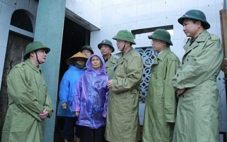 Phó Thủ tướng Trần Hồng Hà thăm hỏi, động viên người dân Hà Tĩnh khắc phục hậu quả bão số 5