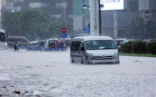 Hà Nội mưa trắng trời, nhiều tuyến đường ngập sâu trong nước