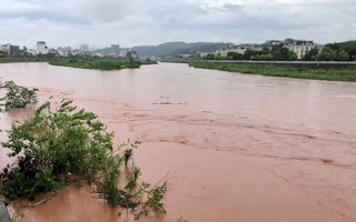 Lào Cai: Lũ trên sông Hồng lên trên mức báo động 2, cảnh báo nguy cơ ngập lụt