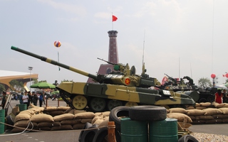 Ngắm dàn khí tài và trải nghiệm lái xe không kính trên đường Trường Sơn tại Triển lãm thành tựu đất nước