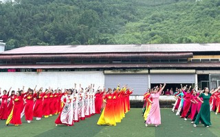 Phụ nữ Cát Thịnh đồng diễn dân vũ trong Ngày hội lớn của dân tộc