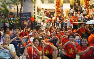 "Biển người" trắng đêm đội mưa chờ xem Tổng duyệt diễu binh, diễu hành