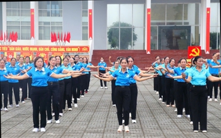 Phụ nữ Thanh Hóa đồng diễn dân vũ mừng Quốc khánh 2/9