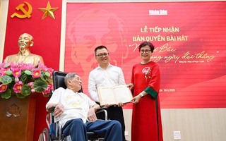 Nhạc sĩ Phạm Tuyên trao tặng ca khúc "Như có Bác trong ngày đại thắng" cho Báo Nhân Dân