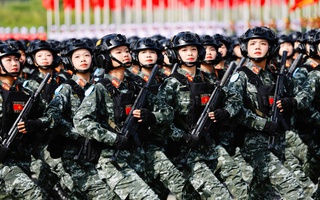 Nữ chiến sĩ và những bước chân kiêu hãnh trong đội hình hợp luyện diễu binh