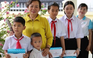 Khánh Hòa: Phụ nữ và trẻ mồ côi được tặng Báo Phụ nữ Việt Nam