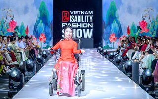 Dàn người mẫu đặc biệt đi xe lăn, chống nạng trình diễn thời trang