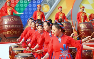 Xây dựng và phát triển văn hóa, con người Việt Nam đáp ứng yêu cầu phát triển bền vững đất nước