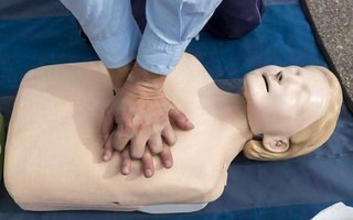 Cứu trẻ đúng cách khi bị đuối nước, đừng dốc ngược