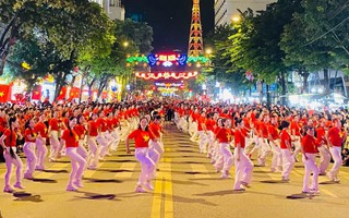 Phụ nữ Cao Bằng "nhuộm đỏ" phố đi bộ trong đêm Quốc khánh 2/9