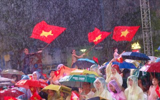 TPHCM: Khán giả đội mưa thưởng thức đêm nhạc mừng Tết Độc lập