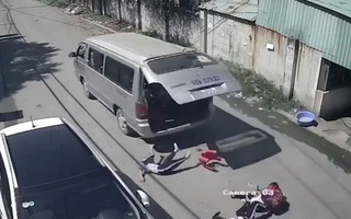 Đồng Nai: Xe đưa đón bung cửa làm 2 học sinh văng xuống đường