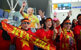 Fan nữ nhuộm đỏ sân bay lên đường cổ vũ đội tuyển U22 Việt Nam
