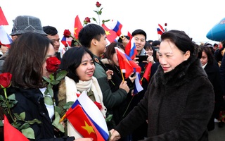 Chủ tịch Quốc hội dâng hoa tại quảng trường Hồ Chí Minh, gặp gỡ kiều bào ở Moscow