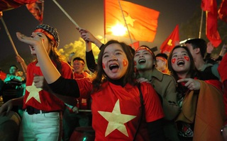 Hàng triệu người xuống đường mừng đội tuyển bóng đá Việt Nam giành Huy chương vàng SEA Games 30