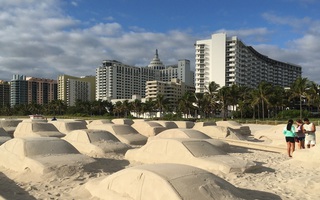 Hình ảnh điêu khắc như thật mô tả cảnh tắc đường ở bãi biển Miami