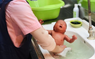 Quy trình chuẩn tắm cho bé sơ sinh theo hướng dẫn của Bộ Y tế