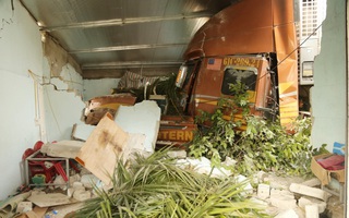 Hà Tĩnh: Xe tải đâm sập nhà dân, cả gia đình thoát chết trong gang tấc