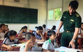 Thầy giáo mang quân hàm xanh: Mong tiếp tục "gieo chữ" cho học trò nghèo ở đảo xa
