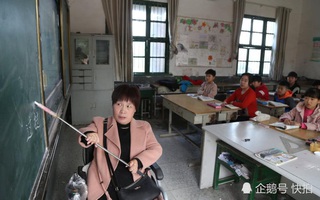 Cô giáo ngồi xe lăn giảng bài suốt 20 năm, tự chế cây phấn viết bảng dài 1m
