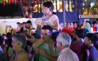Khán giả nhí ngồi trên vai bố xem múa rối tại Phố đi bộ Nguyễn Huệ TPHCM