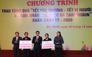 Phó Thủ tướng Vũ Đức Đam trao tặng quà "Tết yêu thương" vì người nghèo và nạn nhân chất độc da cam/Dioxin tại Bắc Ninh