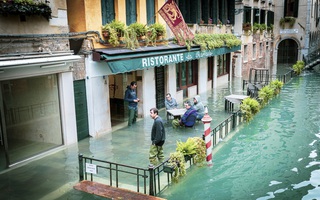 Nữ nhiếp ảnh gia dầm mình chụp Venice trong cơn lũ lịch sử