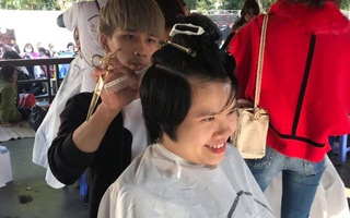 Nụ cười hạnh phúc được trao yêu thương ở gian hàng cắt tóc Ngày hội Mottainai 2019