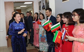 Chủ tịch Quốc hội đón nhận tình cảm ấm áp của cộng đồng người Việt tại Tatarstan, LB Nga