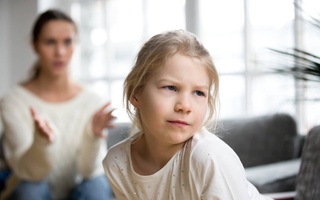 Cha mẹ phản ứng nhanh với 7  thói xấu của trẻ