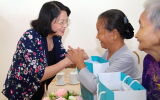 Phó Chủ tịch nước Đặng Thị Ngọc Thịnh trao quà "Tết yêu thương" tại Vĩnh Long