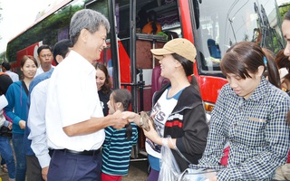 Chuyến xe nghĩa tình đưa công nhân nghèo về quê đón Tết