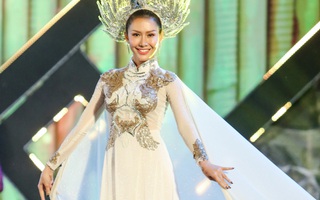 Hoa hậu Phan Thu Quyên diễn áo dài ở quê nhà đêm Giao thừa
