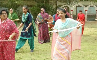 Hơn 2 nghìn phụ nữ Ấn Độ lập kỷ lục thế giới với màn múa kiếm
