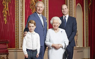 Nữ hoàng Anh Elizabeth II ‘"khoe" ảnh chào đón năm 2020 cùng 3 người thừa kế