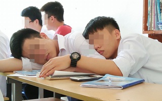 Con hay ngủ trong lớp, bố mẹ liền nghi là… nghiện
