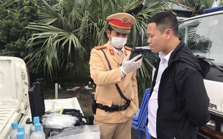 Hà Nội: Người dân lựa chọn ống thổi trước khi kiểm tra nồng độ cồn