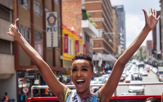 Tân Hoa hậu Hoàn vũ Zozibini Tunzi trở về quê hương Nam Phi