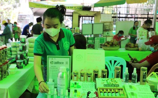 TPHCM: Người nội trợ thích thú mua sản phẩm diệt khuẩn trong mùa dịch tại Phiên chợ xanh tử tế  